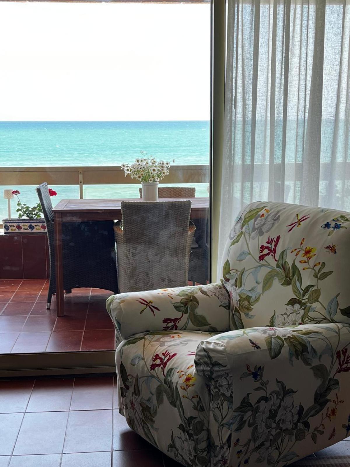 Acogedor Y Amplio Apartamento Familiar A Pie De Playa Calafell Exterior foto